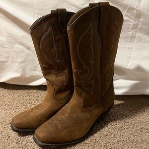 Womens Shyanne Boots, Size 10, barely worn.